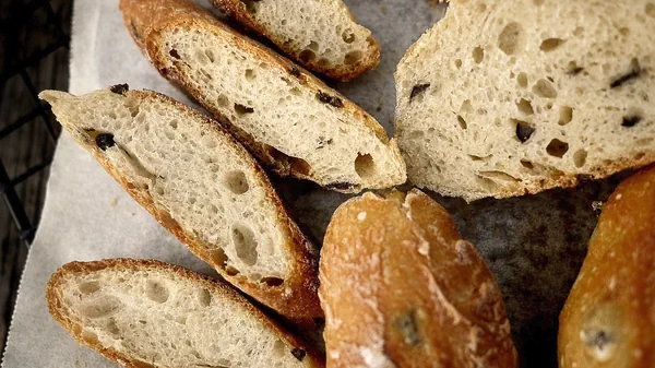 Fertiggestelltes Gericht von Mini-Baguette mit natürlichem Sauerteig und schwarzen Oliven (schnelle Version in einem halben Tag mit Anleitung zum Formen und Einschneiden von hochwertigen Baguettes)