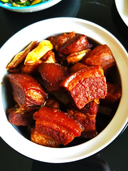 Foto del plato terminado de Panceta de cerdo estofada con patatas y judías verdes
