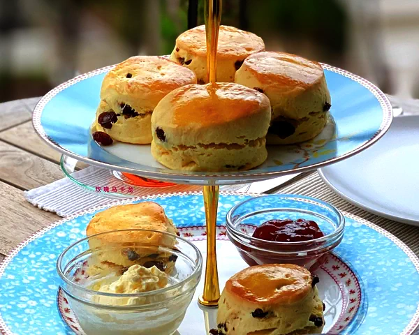 Foto do prato finalizado de Scones tradicionais para o chá da tarde no Savoy de Londres