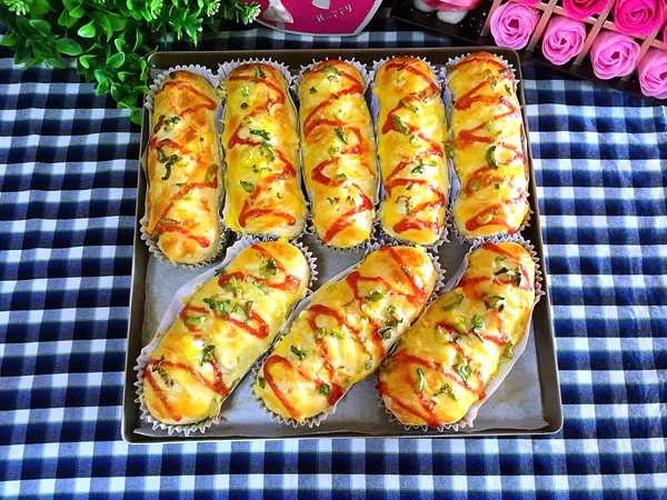 Fertiggestelltes Gericht von Käse, Speck und Schnittlauch Brot