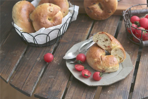 Foto del plato terminado de Bagels con beicon y queso