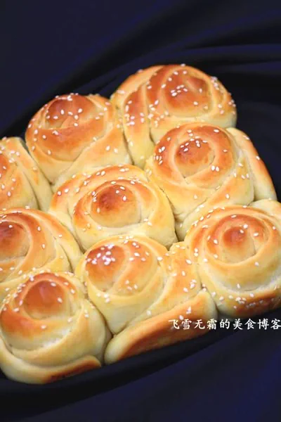 Fertiggestelltes Gericht von Rosenförmige Brötchen