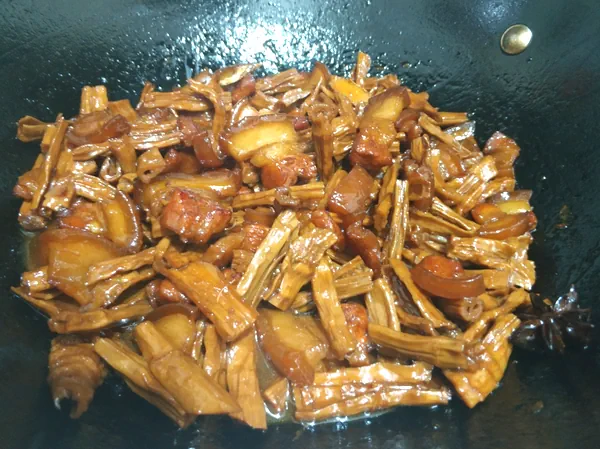 Foto del plato terminado de Cerdo estofado con brotes de bambú