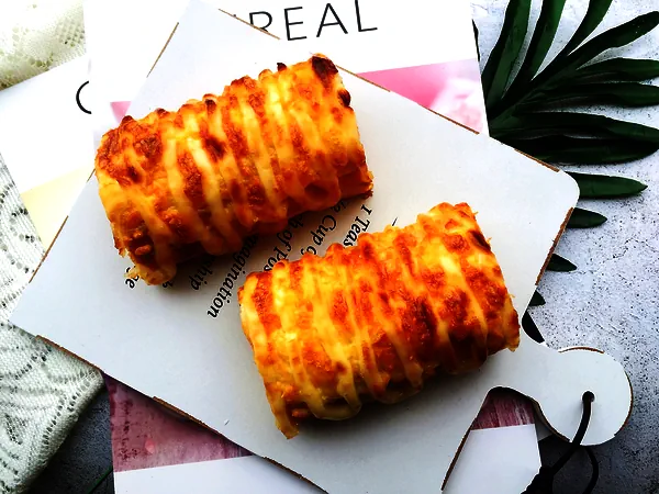 Fertiggestelltes Gericht von Fleisch-Käse-Biskuitrolle (Die Begegnung von Käse und Kuchen)