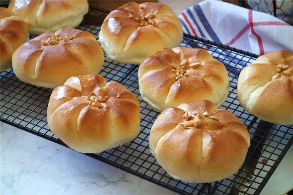 Fertiggestelltes Gericht von Erdnussbutter-Brötchen