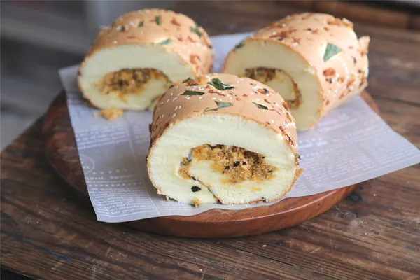 Foto del plato terminado de Brazo de gitano suizo con hebras de cerdo desmenuzado y cebollín