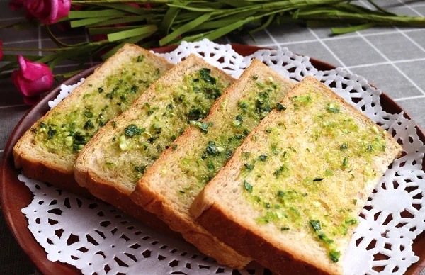 Fertiggestelltes Gericht von Gebuttertes und knoblauchgewürztes Toastbrot