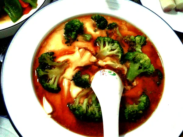 Foto do prato finalizado de Flan com ovos, tofu e brócolis