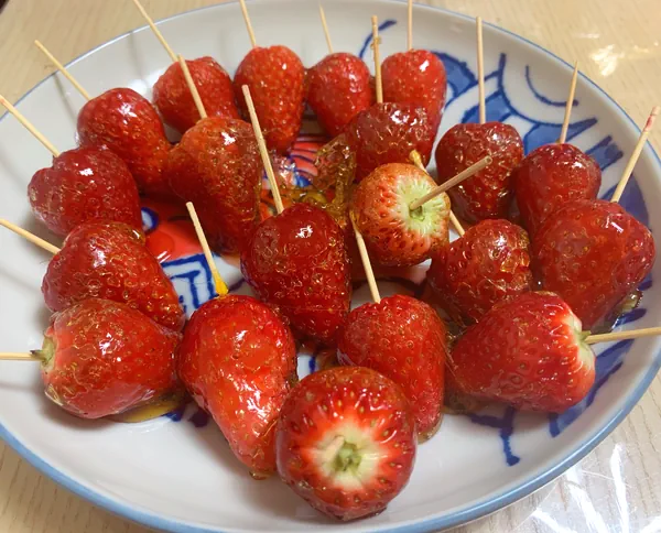 Foto do prato finalizado de Espinhos caramelizados com morangos 🍓