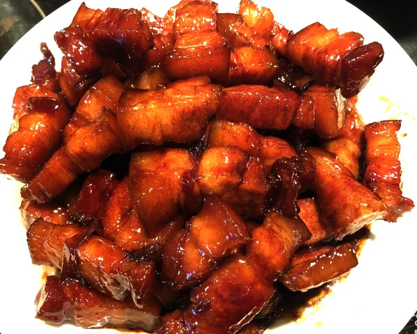 Foto del plato terminado de Panceta de cerdo tierna estofada en rojo (color caramelo)