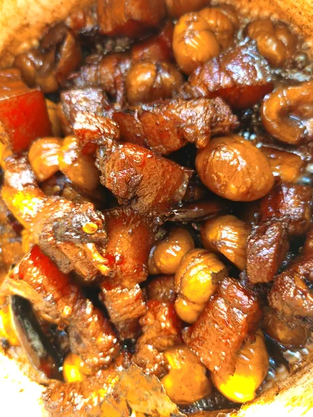 Foto del plato terminado de Cerdo estofado con castañas