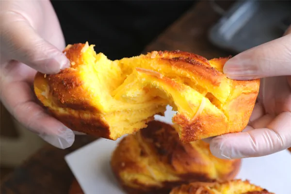 Foto del plato terminado de Rollos dulces de brioche de calabaza con coco