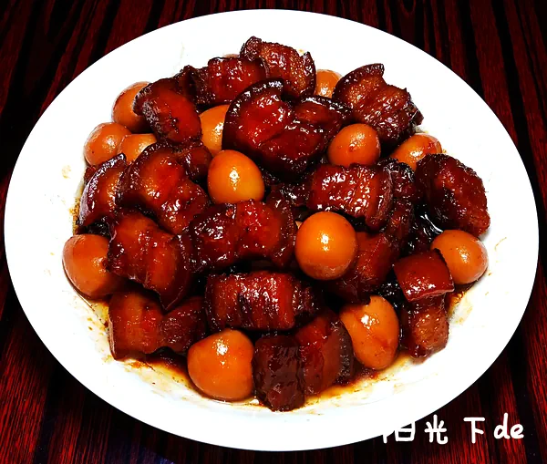Foto del plato terminado de 🔥Codornices con cerdo guisado🥩 Rico, pero no grasoso. Se derrite en la boca. ¡Super delicioso‼️