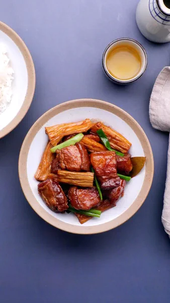Foto del plato terminado de Cerdo estofado con piel de tofu seca