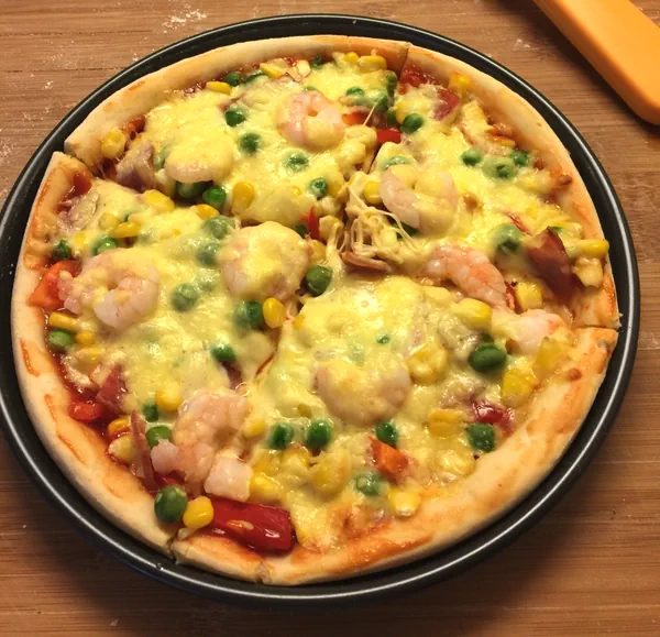 Fertiggestelltes Gericht von [Pizza mit frischen Garnelen und Speck]