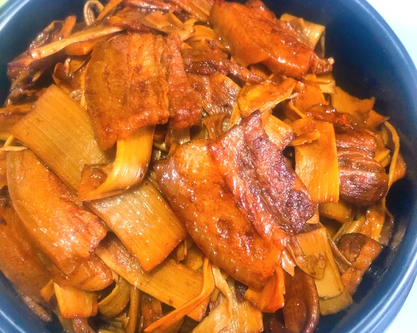 Foto del plato terminado de Cerdo estofado con brotes de bambú secos súper delicioso