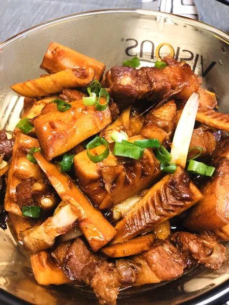Foto del plato terminado de Bambú de primavera con carne de cerdo estofada