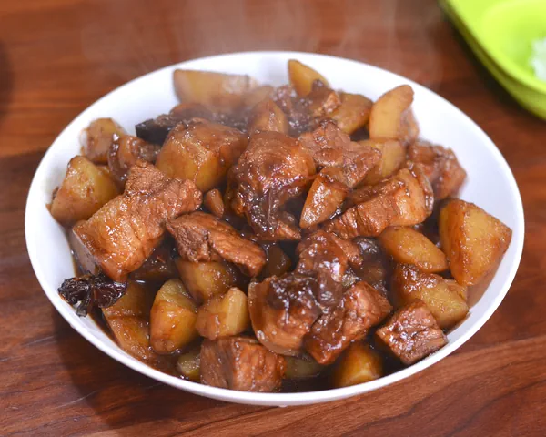 Foto del plato terminado de Rebanadas de panceta estofadas con papas - La receta definitiva de acompañamientos