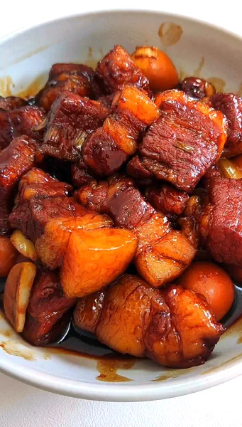 Foto del plato terminado de Panceta de cerdo guisada (deliciosa, pero no grasosa)