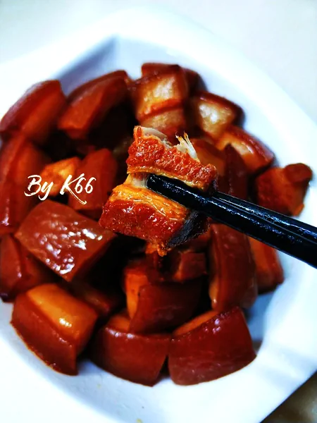 Foto del plato terminado de Panceta de cerdo estofada en salsa de caramelo de la olla a presión