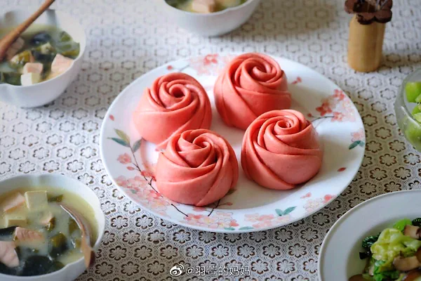 Fertiggestelltes Gericht von Mantou Rose