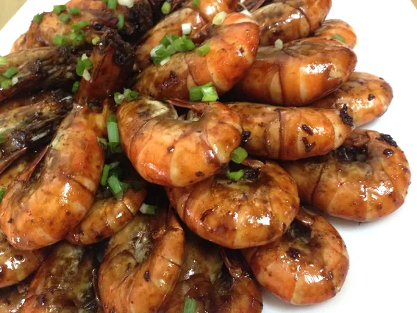 Foto del plato terminado de Gambas fritas con cabeza