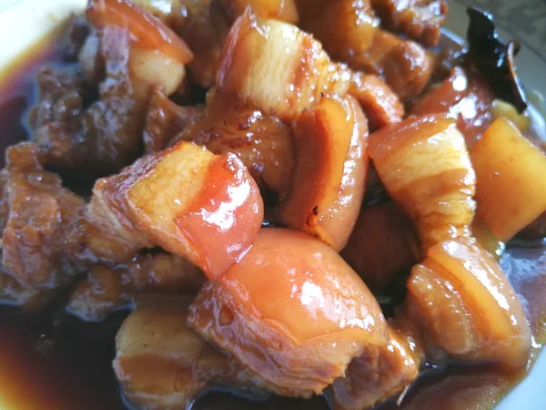 Foto del plato terminado de Panceta de cerdo estofada con hierba de limón