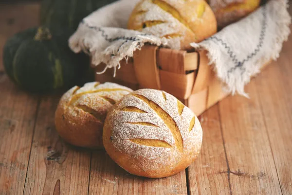 Fertiggestelltes Gericht von Kürbis-Cranberry-Mochi-Brot