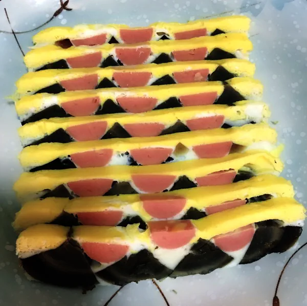 Foto do prato finalizado de Flan com ovos centenários, presunto e ovos