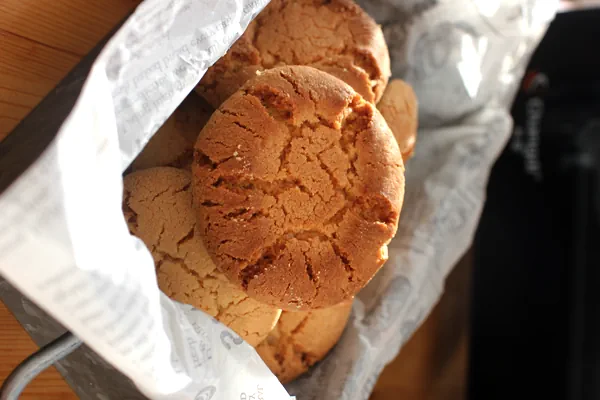 Photo du plat fini de Biscuits aux pêches traditionnels croustillants, faciles et inratables
