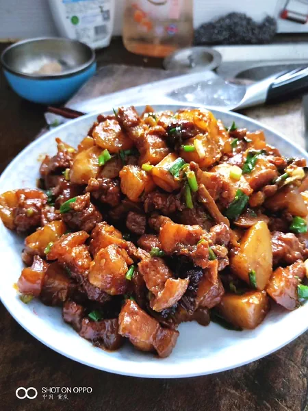 Foto del plato terminado de Panceta de cerdo estofada con patatas