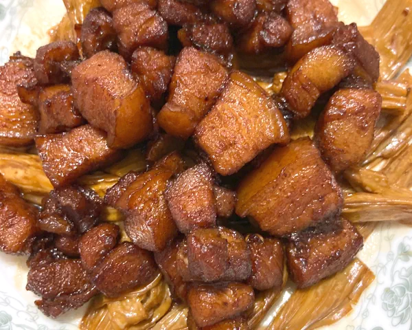 Foto del plato terminado de Delicioso y fácil de preparar: Cerdo estofado con piel de tofu seca