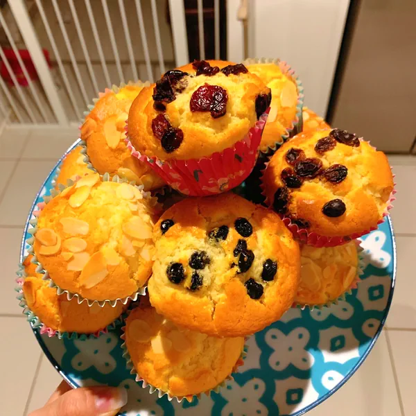 Foto do prato finalizado de Muffins rápidos com leite de coco, pouco açúcar e baixos em calorias, prontos em 10 minutos, com flocos de coco, cerejas, mirtilos, amoras azuis e amoras brancas desidratadas