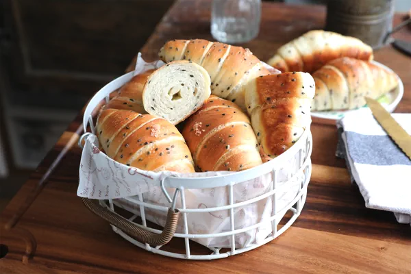 Foto del plato terminado de Pan de hojaldre salado con sésamo negro