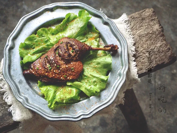 Fertiggestelltes Gericht von Geröstete Entenkeule