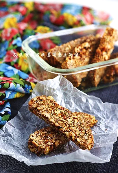 Fertiggestelltes Gericht von Erdnuss-Sesam-Bonbons