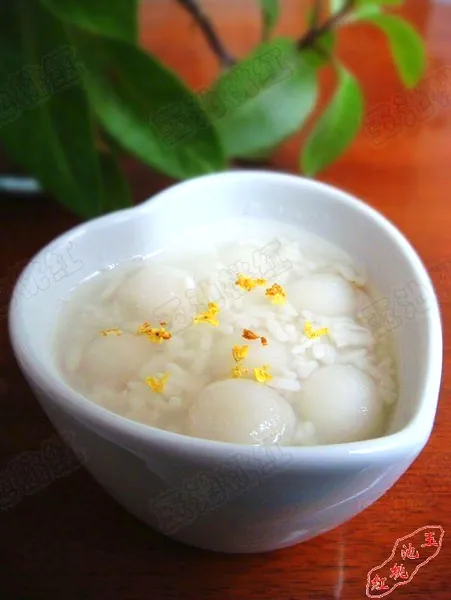 Fertiggestelltes Gericht von Reisbällchen mit Reiswein und Osmanthus