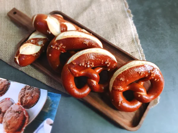 Fertiggestelltes Gericht von Traditionelles deutsches Laugenbrezel