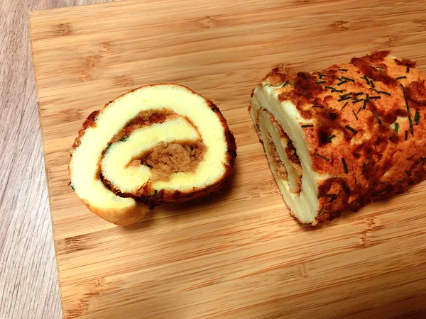 Foto masakan selesai dari Roll Cake dengan Daun Bawang dan Daging Suwir