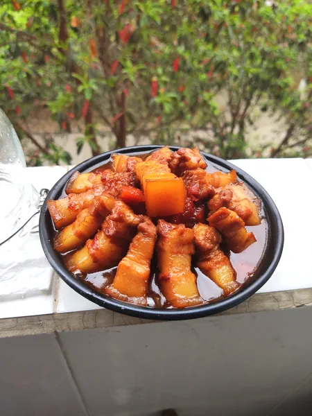 Foto del plato terminado de Carne magra de cerdo rojo con zanahorias (estilo dormitorio), deliciosa
