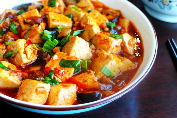 Foto del plato terminado de Receta sencilla de Mapo Tofu vegetariano, querrás dos tazones incluso sin carne