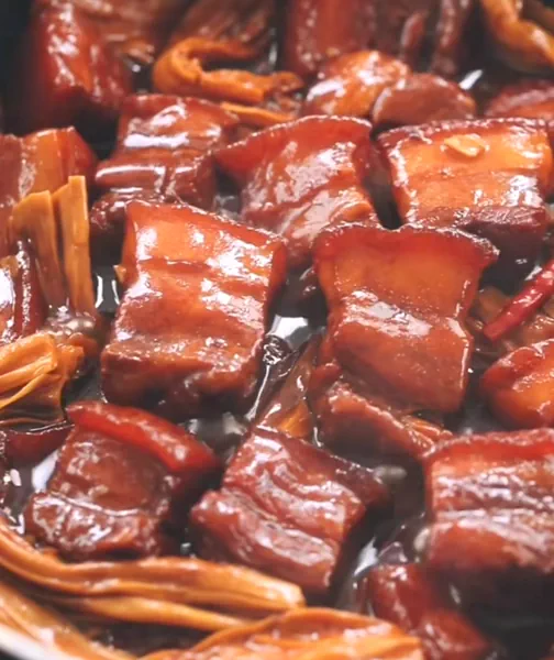 Foto del plato terminado de Cerdo estofado con tiras de tofu seco