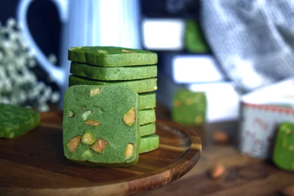 Fertiggestelltes Gericht von Matcha-Mandelkekse