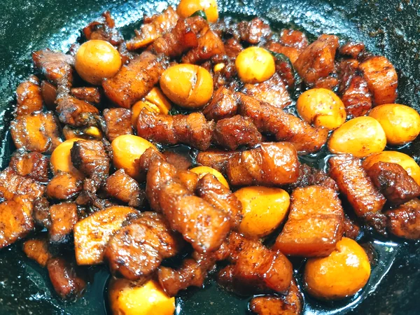 Foto del plato terminado de Cerdo guisado con huevos de codorniz (Popular entre los niños)