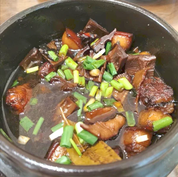 Foto del plato terminado de Panceta de cerdo estofada con brotes de bambú