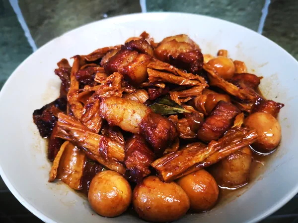 Foto del plato terminado de Panceta de cerdo estofada con tofu seco y huevos de codorniz