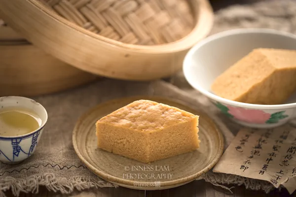 Fertiggestelltes Gericht von Kantonesischer Bounce-Kuchen mit braunem Zucker (Malaiischer Kuchen) - Ein einfaches Frühstücksvergnügen