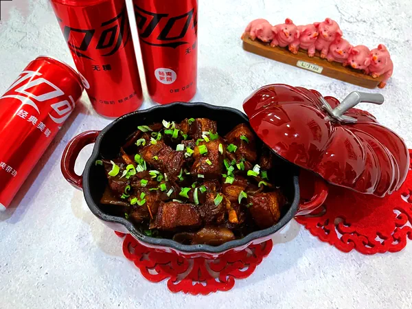 Foto del plato terminado de Panceta de cerdo estofada fácil y con seguridad de éxito con Coca-Cola