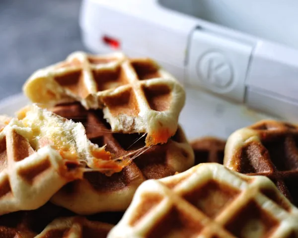 Fertiggestelltes Gericht von Käse-Waffeln mit Wurst und Hefe—Kenwood-Waffeleisen