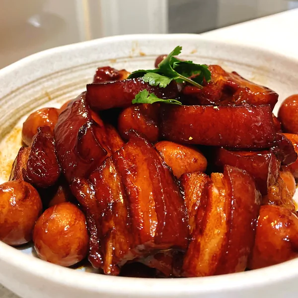 色香味美——鹌鹑蛋红烧肉（少油健康版）的成品展示图